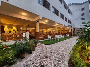 Outdoor dining - The Kolam (Bolpur)