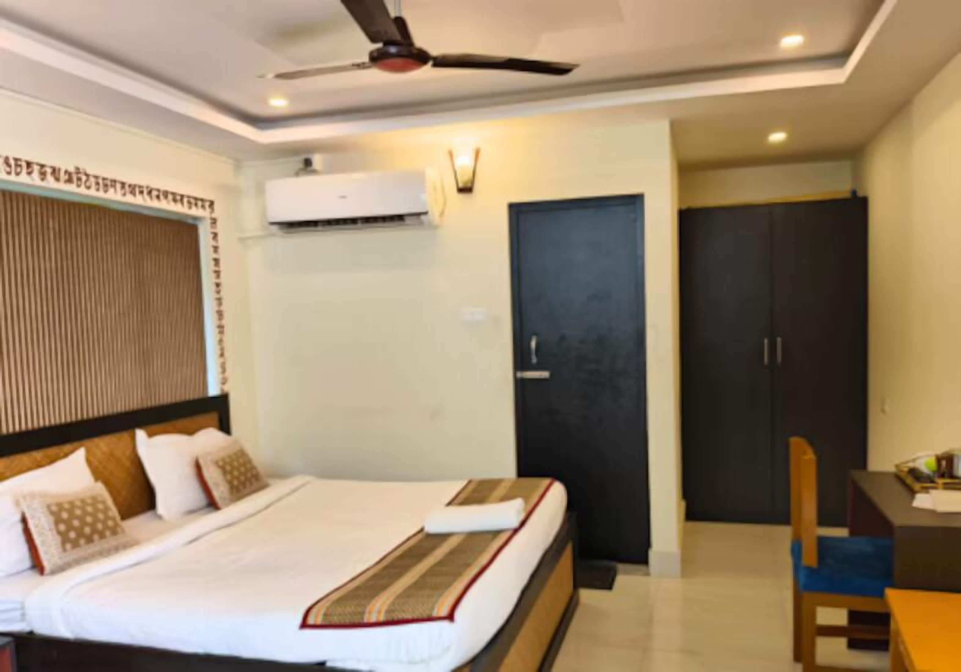 Executive Four Bed AC with Free Wifi | Free WiFi, bed sheets