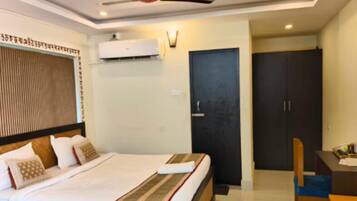 Executive Four Bed AC with Free Wifi | Free WiFi, bed sheets