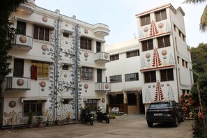 Vista frontal de la propiedad