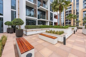 Property grounds - Free housekeeping visits during your stay - StayShort - Contemporary Studio Retreat in Meydan for 2 (Meydan)
