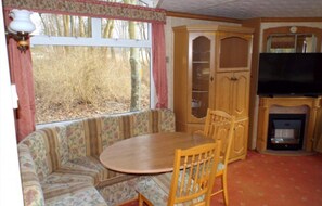 Living room - Mobile Home im Ferienpark mit Seezugang (Dabel)