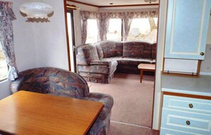 Mobile Home | Living room - Mobile Home im Ferienpark mit Seezugang (Dabel)