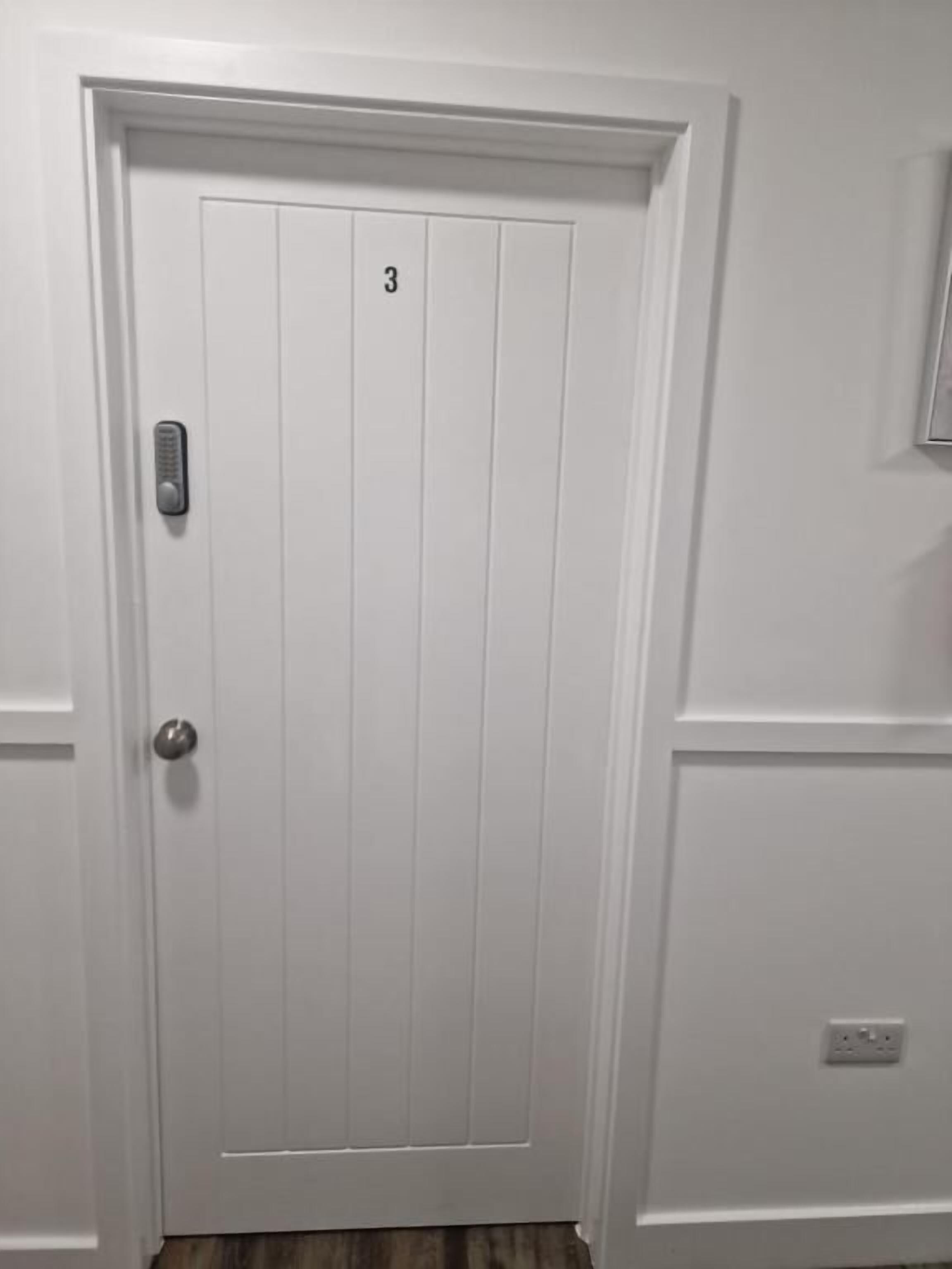 Una puerta blanca con el número 