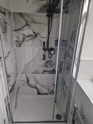 Single Room | Bathroom | Shower, free toiletries, towels, shampoo