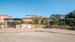 A courtyard with a paved area, stone walls, and a gate. - Cottage with Garden in the Center – Private Terrace, Private Garden, Air Conditioning (Suaredda-traversa)