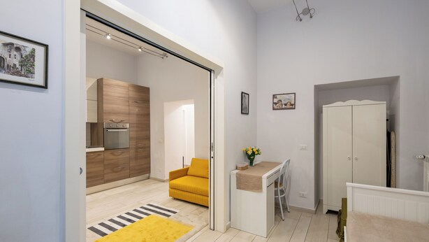 Eine moderne Wohnung mit Küche, Essbereich und Wohnzimmer.