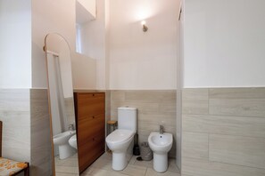 Bathroom - A 20 Gradini dai Musei Vaticani (Rome)