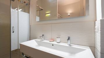 Shower, free toiletries, hair dryer, bidet