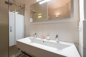 Shower, hair dryer, bidet, towels - A 20 Gradini dai Musei Vaticani (Rome)