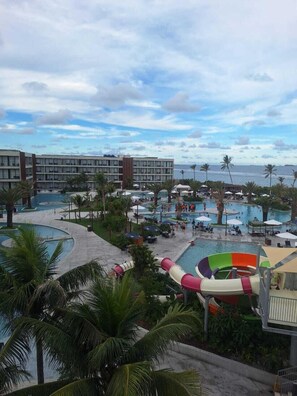A resort with multiple swimming pools, a water slide, and a view of the ocean. - Porto 2 Life Resort (Ipojuca)