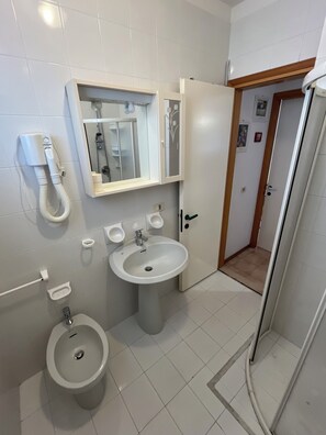 Douche, bidet, serviettes fournies, savon