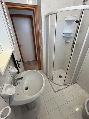 Shower, bidet, towels, soap - COND. ISLAND CLARA - C2 3+2 - A60395 (Bibione)