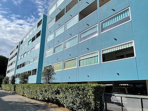 Un edificio moderno a più piani, caratterizzato da una serie di balconi e finestre.