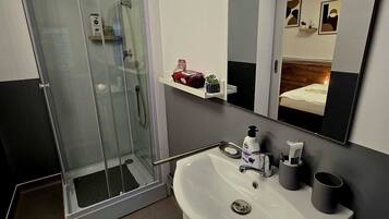 Ducha, secador de pelo, toallas, jabón