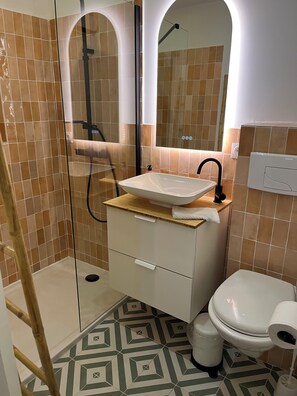 Shower, hair dryer, towels, soap - Charming house in the heart of the town center, a stone's throw from the arena. (Arles)