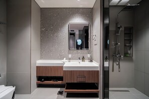 Shower, hair dryer, towels, toilet paper - SettlerHomes - Chic JLT 29th Floor - Near Panoramic Lake (Dubai)