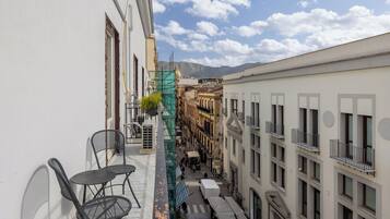 Phòng đôi, ban công, quang cảnh thành phố | Hiên