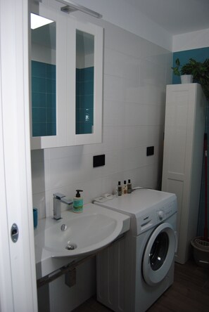Dutxa, assecador de cabells, bidet i tovalloles 