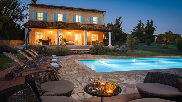 A poolside area with lounge chairs and a table with drinks and fruit. - Villa Primavera with pool Grožnjan by Villas Guide (Grožnjan)