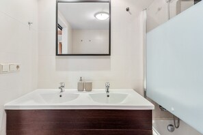 Shower, hair dryer, towels - Scandi Style Sea View A113 Apartment with Sea Views, Wi-Fi and Air Conditioning (Urbanización Riviera Sol)