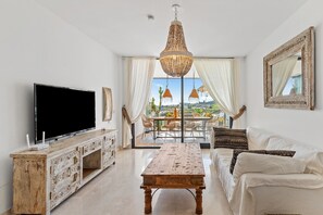 TV - Scandi Style Sea View A113 Apartment with Sea Views, Wi-Fi and Air Conditioning (Urbanización Riviera Sol)