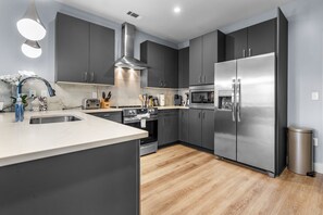 Refrigerador, microondas, horno y parrilla de estufa 