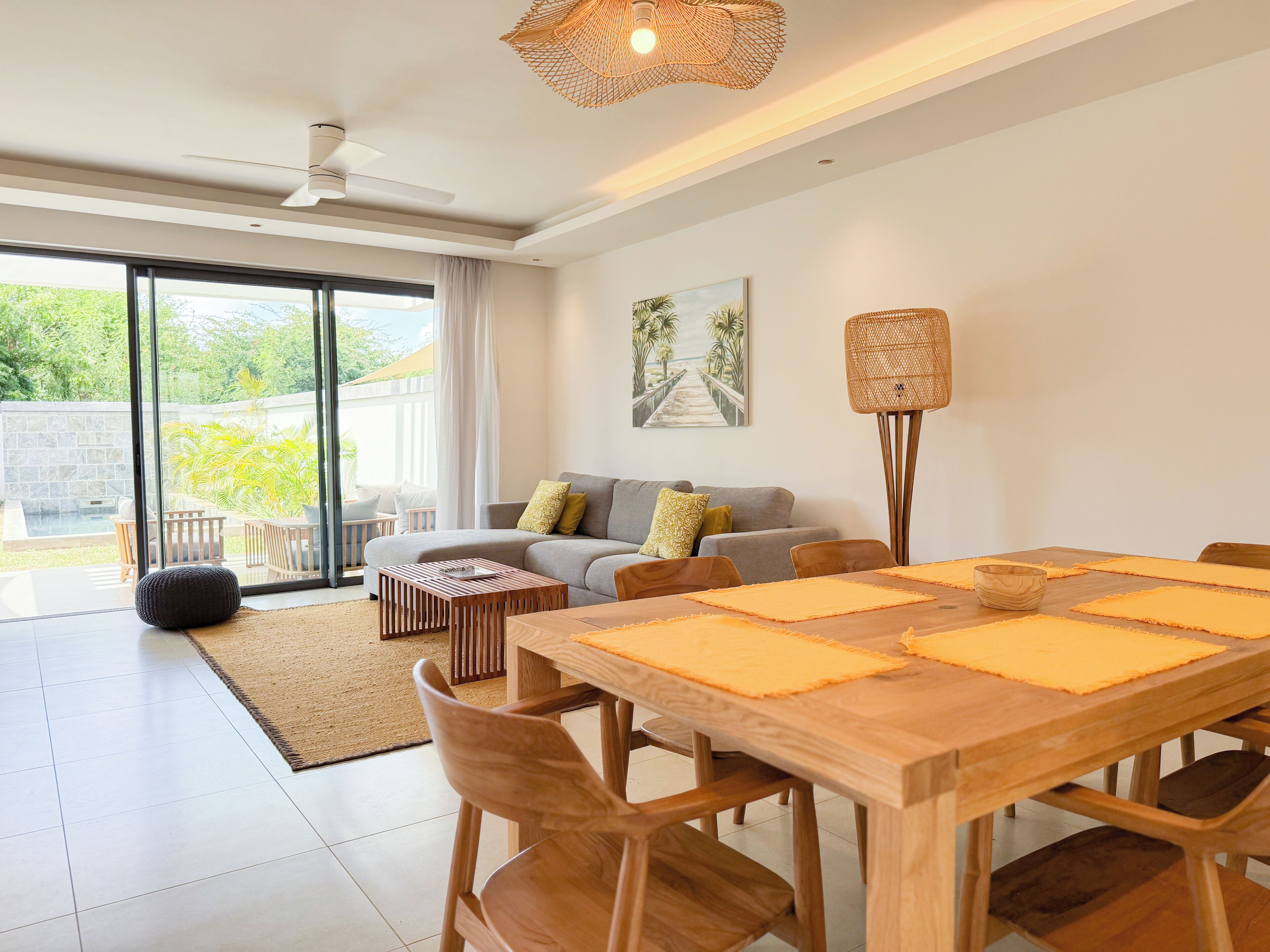 タウンホーム | 客室内のダイニングエリア