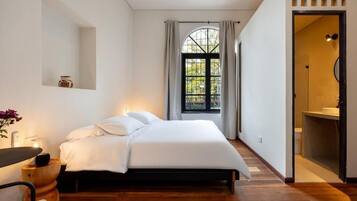Comfort-Dreibettzimmer, Stadtblick | Zimmersafe, Verdunkelungsvorhänge, kostenloses WLAN