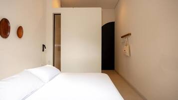Habitación Confort doble, vistas a la ciudad | Caja fuerte, cortinas opacas, wifi gratis