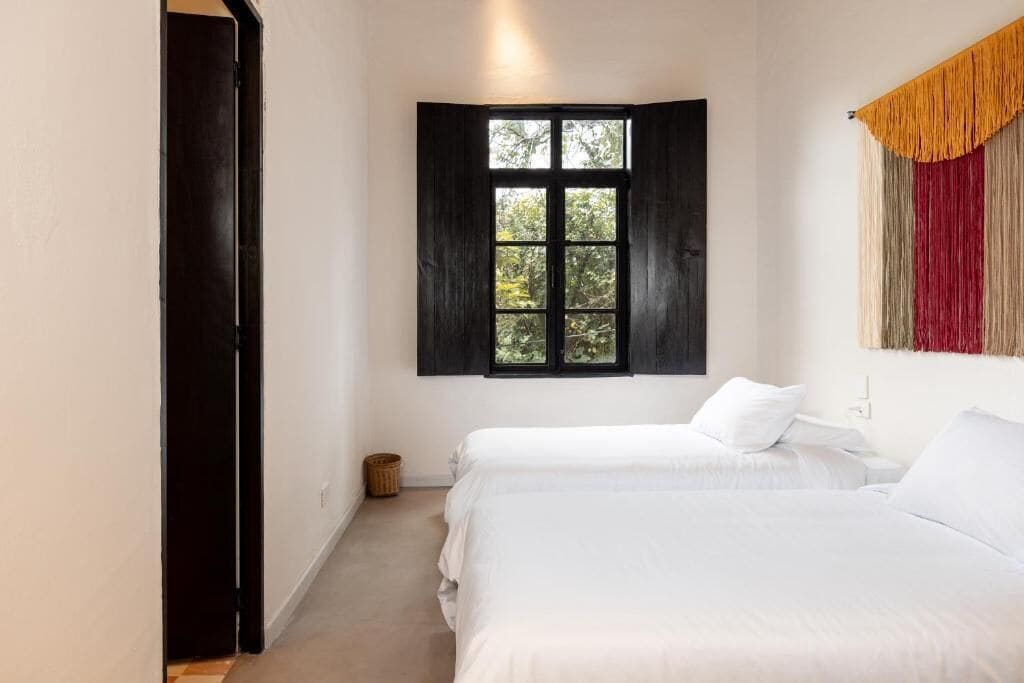 Habitación Confort con 2 camas individuales, vista a la ciudad | Caja de seguridad en la habitación, cortinas blackout y wifi gratis 