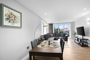 Interior - The Isleworth 2BR 2BA with Gated Parking Balcony (Isleworth)