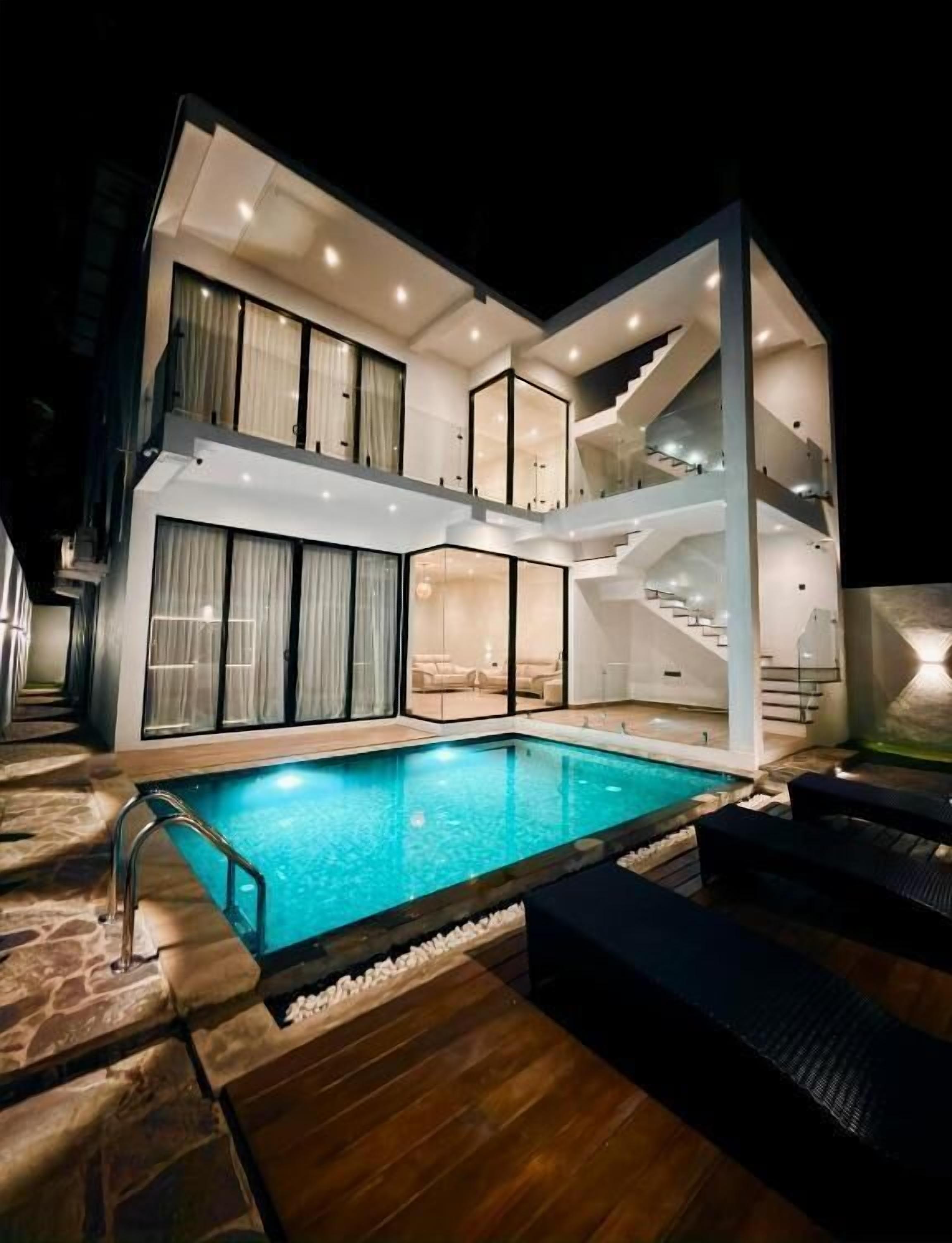 Outdoor pool, sun loungers