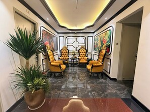 43-inch flat-screen TV with satellite channels, fireplace, Netflix - GREEN LUXURY HOTEL (Kien Hung)