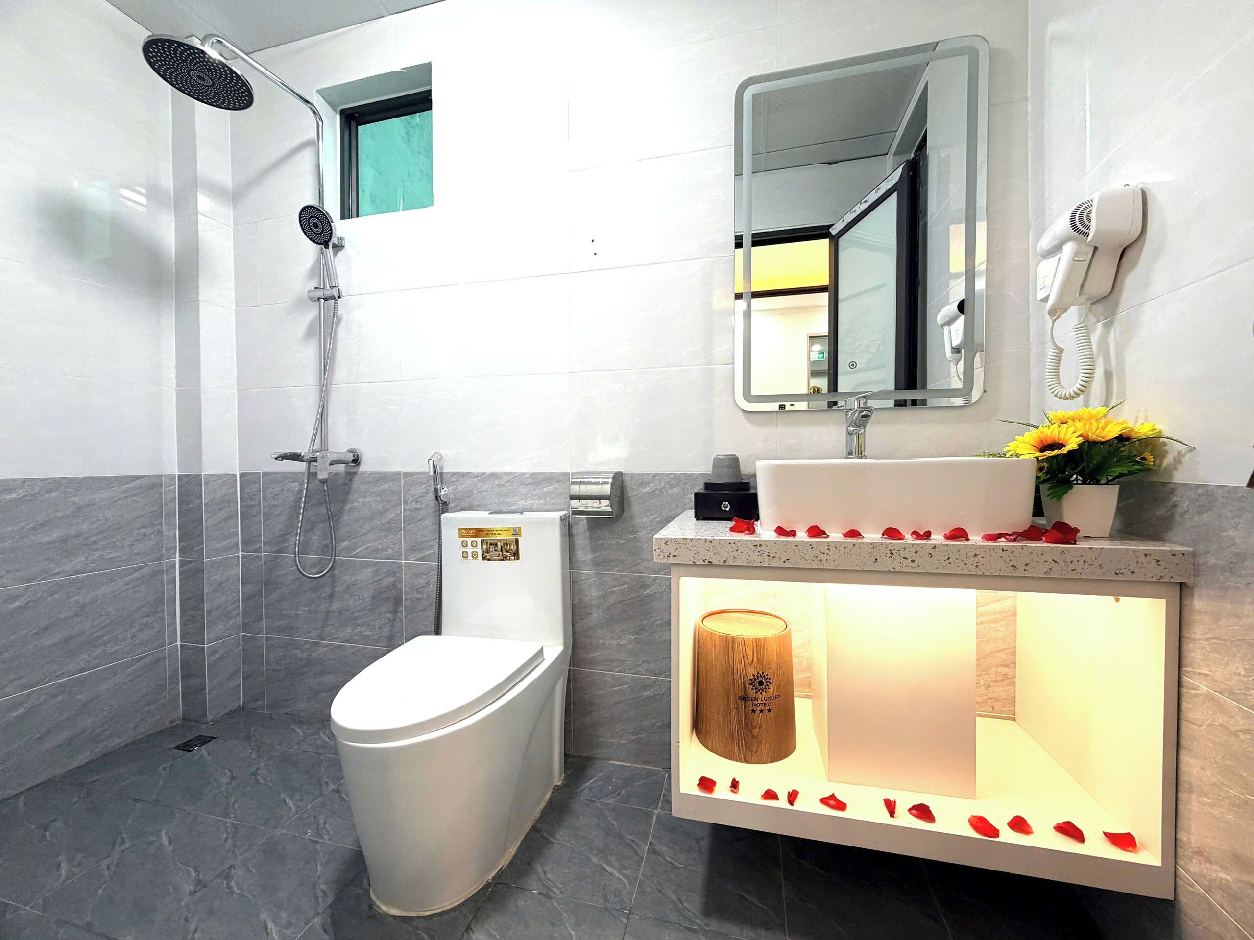 Executive Quadruple Room | Bathroom | Shower, hydromassage showerhead, designer toiletries, hair dryer