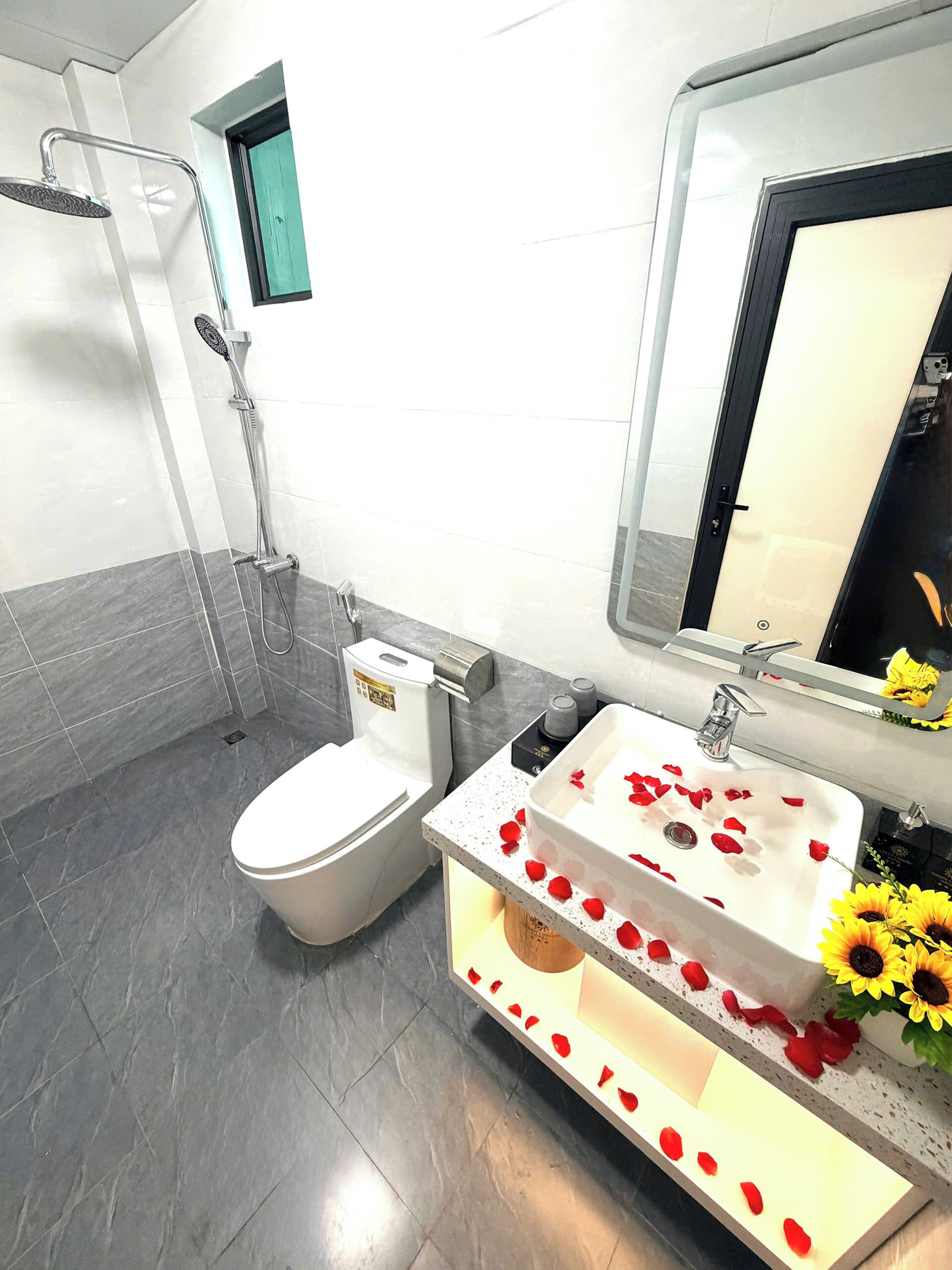 Executive Double Room | Bathroom | Shower, hydromassage showerhead, designer toiletries, hair dryer