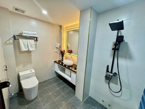 Deluxe Double Room, City View | Bathroom - GREEN LUXURY HOTEL (Kien Hung)