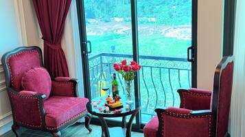 Deluxe Double Room, City View | Interior