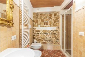 Shower, hair dryer, bidet, towels - Domm'e Antoni - Apartment in the heart of Ogliastra in stone and juniper (Baunei)