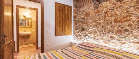 3 chambres, coffres-forts dans les chambres, fer et planche à repasser
