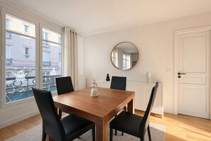 Apartment | Dining - Élégant 1 Chambre à Montparnasse (Paris)