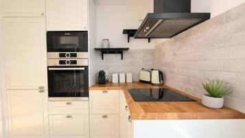 Apartment | Private kitchen | Fridge, microwave, oven, stovetop
