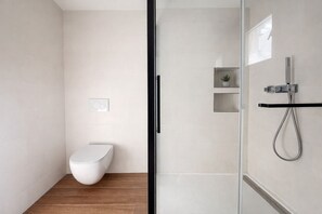 Căn hộ | Phòng tắm | Đồ dùng nhà tắm miễn phí, máy sấy tóc, khăn tắm, xà phòng 
