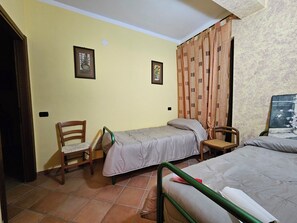 1 bedroom, iron/ironing board, WiFi, bed sheets - A FEW KM FROM THE EXIT OF THE SELE VALLEY BOTTOM IS THE AGRITURISMO LA ROVERELLA. (SENERCHIA)
