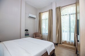 3 bedrooms, iron/ironing board, WiFi, bed sheets