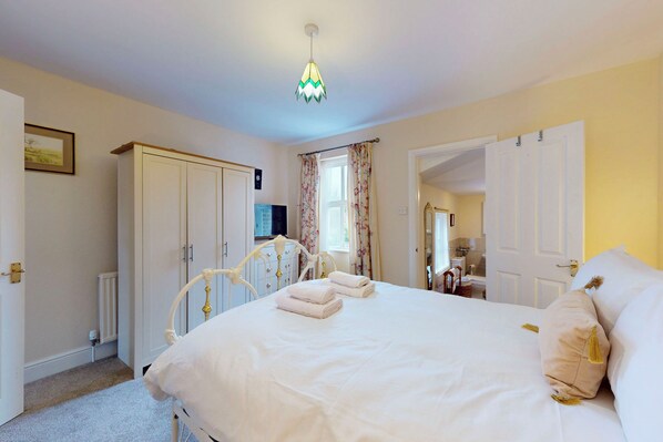 2 bedrooms, iron/ironing board, free WiFi, bed sheets