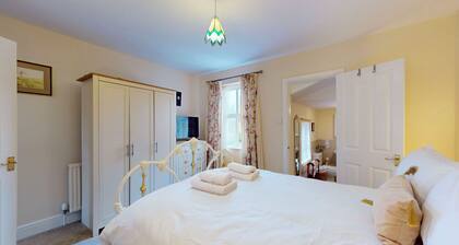 Chic 2BR w/ Private Backyard - Near Loughton Tube