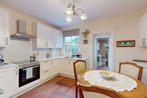 Fridge, microwave, oven, stovetop - Chic 2BR w/ Private Backyard - Near Loughton Tube (Loughton)