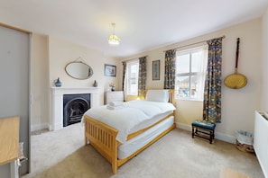 2 bedrooms, iron/ironing board, free WiFi, bed sheets - Chic 2BR w/ Private Backyard - Near Loughton Tube (Loughton)