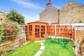 Outdoor dining - Chic 2BR w/ Private Backyard - Near Loughton Tube (Loughton)